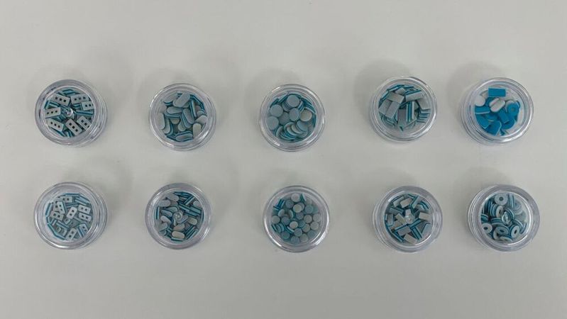 Die von Laxxon Medical entwickelte 3D-Siebdrucktechnologie ermöglicht eine kontrollierte Freisetzung von pharmazeutischen Wirkstoffen – auf Basis von Evoniks Polymeren – über einen längeren Zeitraum hinweg. (Bild:  Laxxon/Evonik)