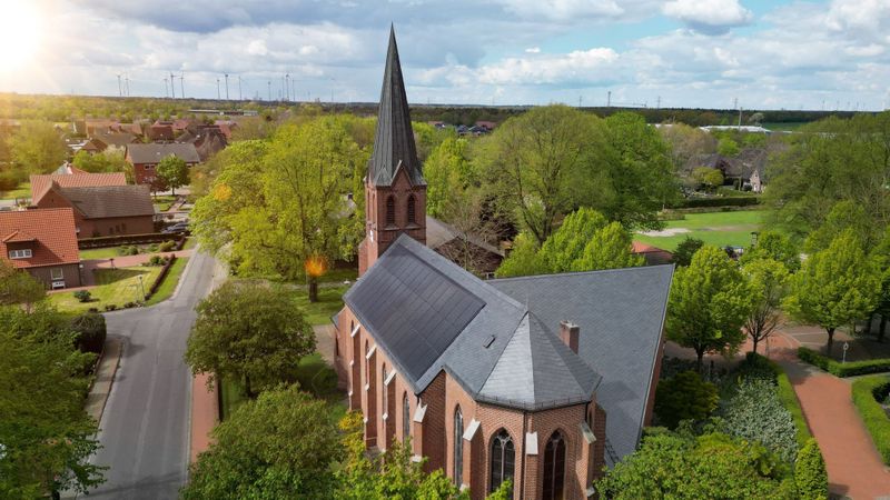 Das System passt sich harmonisch an die Bogenschnittdeckung des Schieferdaches an und liefert mit seinen 42 Photovoltaik-Elementen eine Leistung von 18 kW.(Bild:  Rathscheck Schiefer)