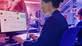 Ingenieurin, die in Keysight ADS Photonic Designer durchgängige elektrooptische (EOE) Simulationen durchführt, um photonische integrierte Schaltungen, elektronische Schnittstellen und die Signalintegrität auf Systemebene für optische Hochgeschwindigkeitsverbindungen der nächsten Generation zu analysieren. (Bild: Keysight)