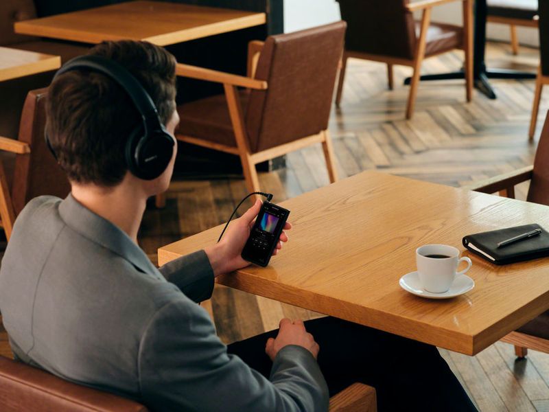 Lifestyliger und wertiger geht's kaum: Sonys neuer Walkman NW-ZX507 mit 3,6-Zoll-HD-Display mit Touchscreen. (Sony)
