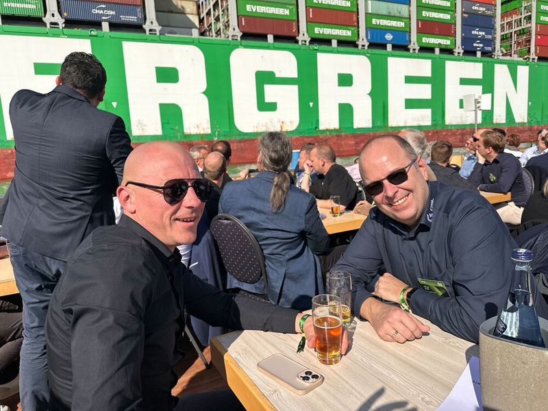 (l.) Sergei Hergert und Oliver Groß (GSL Groß) sind genauso fasziniert von der Tragkraft dieser Tanker.   (Bild: Vogel IT-Medien)