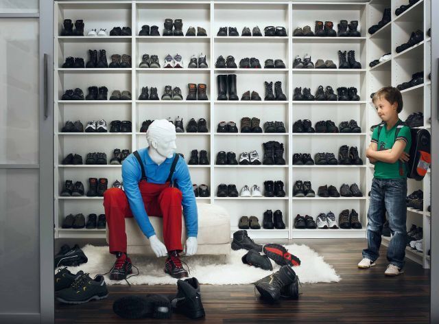 Sicherheitsschuh-Shopping: Mewa bietet mit Marken wie Korsar, Goodyear, Puma oder Dickies ein ganzes Sortiment an sportlichen, mehrfarbigen Sicherheitsschuh-Modellen an. (Archiv: Vogel Business Media)