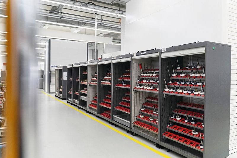 In diesen Schränken lagert ein Bruchteil der tausenden Werkzeugexemplare für den schnellen Zugriff. (Bild: Turck)