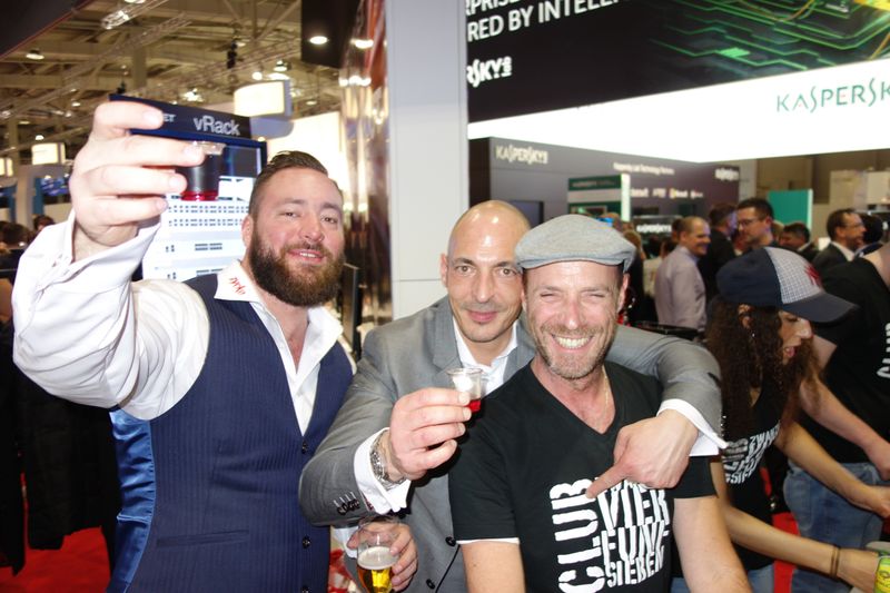 Wick Hill hat Barkeeper Toni aus Club 20457 in Hamburg extra einfliegen lassen. (Bild: IT-BUSINESS)