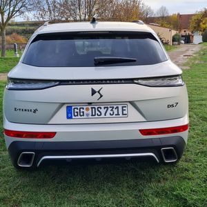 Der DS 7 ist um zwei Zentimeter gewachsen, was jedoch ausschließlich an den modifizierten Stoßfängern vorn und hinten liegt.(Bild:  Autoren-Union Mobilität / Michael Kirchberger)