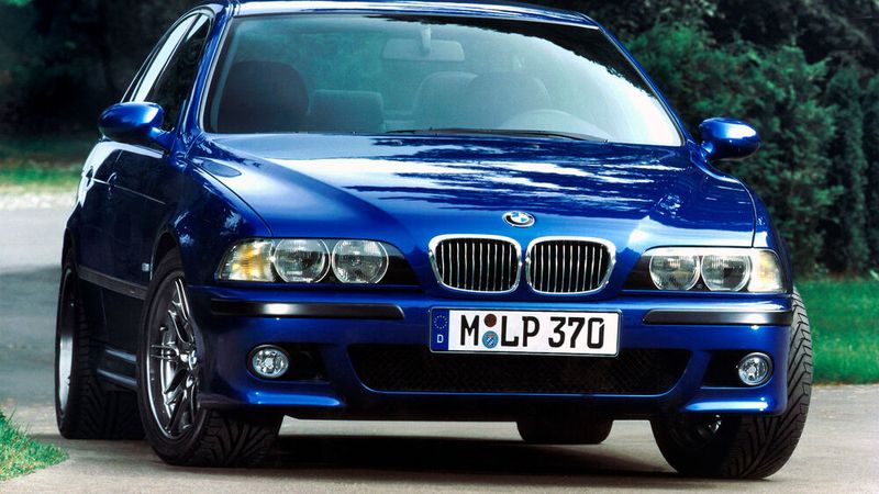 Der dritte M5 wurde im Frühjahr 1998 auf dem Genfer Auto-Salon präsentiert und stand ab Ende desselben Jahres bei den Händlern. Im Gegensatz zu seinem Vorgänger wurde dieser nur als Limousine angeboten. Sein aus der M62-Motorenreihe weiterentwickelte 5-Liter-V8-Antrieb leistet maximal 294 kW (440 PS) bei 6.600 min/−1. Seine Höchstgeschwindigkeit ist elektronisch auf 250 km/h begrenzt, doch gab es außerhalb Deutschlands auch die Option, den M5 ohne Geschwindigkeitsbeschränkung zu bestellen. Dann soll diese 300 km/h betragen. Insgesamt wurden 20.482 Fahrzeuge hergestellt. (Bild: BMW)