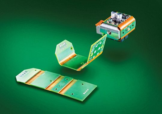 LED-Wärmemanagement: Ein FR4-Multilayer mit drei Semiflex-Verbindungen und integrierten Kupferprofilen zur Wärmeleitung in Richtung Kühlkörper wird nach dem Bestücken der Bauteile um den Kühlkörper gefaltet LED-Wärmemanagement: Ein FR4-Multilayer mit drei Semiflex-Verbindungen und integrierten Kupferprofilen zur Wärmeleitung in Richtung Kühlkörper wird nach dem Bestücken der Bauteile um den Kühlkörper gefaltet