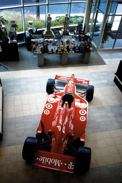 Ein Indy-Fahrzeug in voller Grösse und zahlreiche Sieger-Trophäen begrüssen die Besucher des Target-Chip-Ganassi-Racing-Indianapolis-Geschäfts. (Bild: Kennametal)