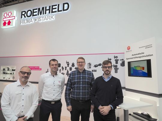 ((Vlnr:) Kooperation auf der EMO 2023 besiegelt: Andreas Lotz, Vertriebsleiter International bei Roemheld, Roemheld-Geschäftsführer Nico Hanke, Timo Ziegler, Geschäftsführer, und Alexander Hölscher, Projektingenieur FEA, beide Meshparts (Foto: Roemheld).)
