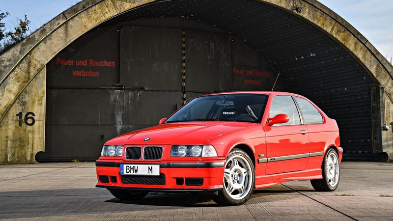 Der E36 Compact kam im März 1994 auf den Markt und war anfangs nur als 316i mit 1,6-Liter-Ottomotor mit 75 kW (102 PS) erhältlich. Ab 1996 ergänzte der M3 Compact mit bis 236 kW/321 PS starkem Sechszylinder das Angebot. (Bild: BMW)