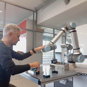 Mit seiner Anlage zur Demonstration von aktuellen MRK-Szenarien will das Institut für Arbeit und Gesundheit IAG so realitätsnah wie möglich zur Anlagensicherheit von Mensch-Roboter-Kollaborationen qualifizieren.(Bild:  EKF Automation)