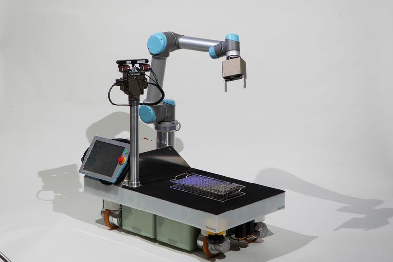 Der rob@work 3, entwickelt vom Fraunhofer-Institut für Produktionstechnik und Automatisierung IPA, integriert Komponenten für alle Teilbereiche der Servicerobotik in eine Plattform. So ermöglichen es 3D­Kamera, Stereokamerasysteme sowie zwei Laserscanner dem Roboter, seine Umgebung wahrzunehmen. Hier im Bild die Variante mit einem Leichtbauroboter von Universal Robots. (Fraunhofer-IPA)