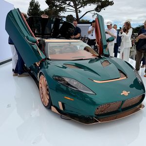 Spyker rollt in Pebble Beach mit dem C8 Preliator XXV vor. 25 Einheiten gibt es von dem Modell.(Bild:  SP-X/Benjamin Bessinger)