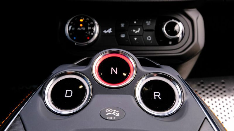 Mal was anderes: die Steuerung der Automatik in Knopf-Form. (Bild: Ampnet/Renault)