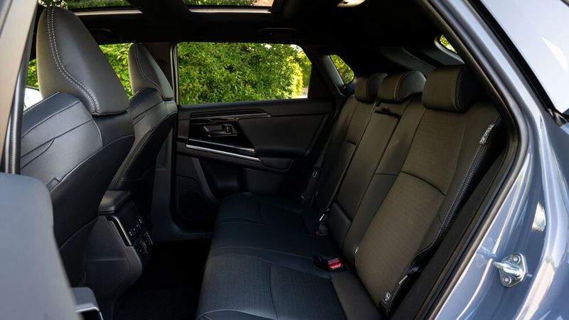 Auch im Fond ist das Platzangebot üppig. (Bild: Subaru)