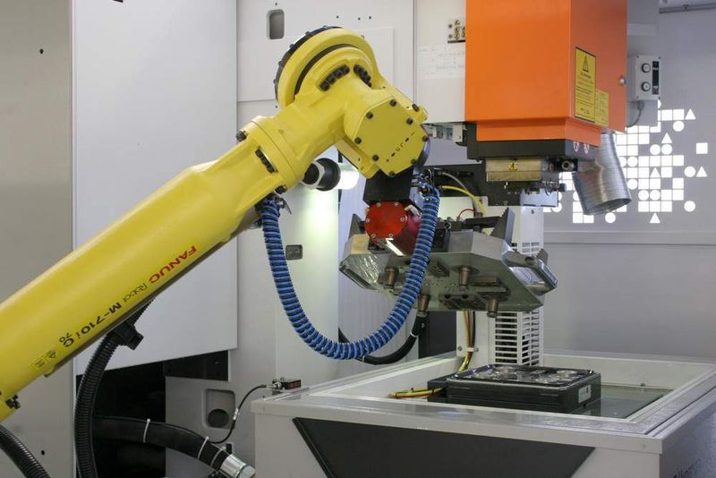 Bild 4: Innerhalb der Fertigungszelle übernimmt der Knickarmroboter auch das Handhaben der Werkstückpaletten. Bilder: Agie Charmilles (Archiv: Vogel Business Media)