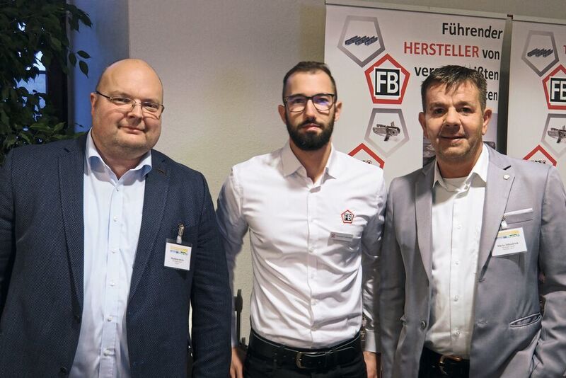Das Team von FB Ketten mit Matthias Berls, Alexander Frankenstein und Mario Fähndrich (von links) zeigte an praktischen Beispielen, wie sich die Standzeiten von Ketten verlängern lassen.  (Mühlenkamp)