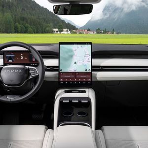 Erstmals thront mittig vor dem Armaturenträger ein senkrecht stehender Bildschirm, der intuitiv zu bedienen ist.(Bild:  Skoda)
