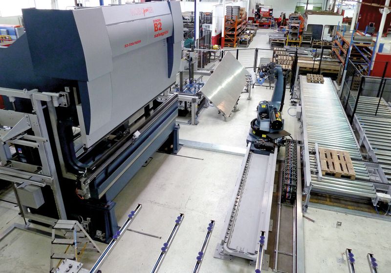 Herzstück in der Blechfertigung bei Terex in Gerabronn ist eine nagelneue Abkantpresse Roboformer B2 des italienischen Maschinenbauers Salvagnini. (Bild: Kuhn)