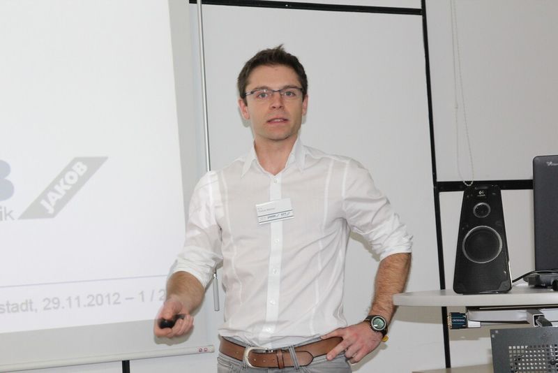 M.Sc. Thomas Wächter vom Lehrstuhl für Hochfrequenztechnik an der TU München, beendete die Vortragsphase mit seiner Präsentation über radarbasierte Kollisionserkennung, mit der noch vor dem Crash die Situation an der Maschine bewertet werden kann, um entsprechende Gegenmaßnahmen einzuleiten. (Bild: Königsreuther)