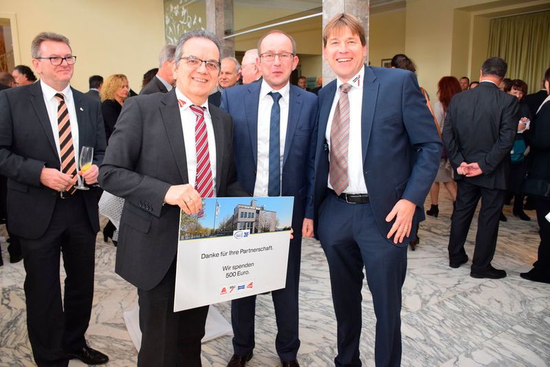 Axalta hat gespendet: (v.l.) Hartmut Krause (Cromax), Thomas Melzer (Axalta) und Michael Wellnitz (Spies Hecker). Links im Bild ZAK-Präsident Ralf Graf. (Wenz)