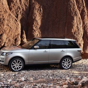 Der neue Range Rover wird als komplette Neukonstruktion auf dem Pariser Automobilsalon vorgestellt. Er wartet auch aufgrund der Gewichtseinsparung von bis zu 420 Kilogramm mit verbesserten Fahr- und Handlingeigenschaften auf. Der leichteste SUV seiner Klasse verfügt über eine Vollaluminium-Karosseriestruktur. Die Gesamtlänge weicht dabei mit knapp unter fünf Metern kaum vom Vorgängermodell ab. Dafür sinkt aber die Dachlinie im Einstiegs-Modus um 20 Millimeter. Das Gesicht des Range Rovers prägen der breite Kühlergrill und die markanten Scheinwerfer mit den LED-Lichtlamellen. Auch die seitlichen Lufteinlässe, deren Position von den Kotflügeln in die vorderen Türen wanderte, fallen auf.