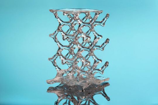 Das kleine Glasbauteil mit Gitterstruktur entstand in wenigen Minuten aus so genannten Glassomer-Materialien im Computed Axial Lithography (CAL)-Verfahren.(Bild:  University of California, Berkeley)