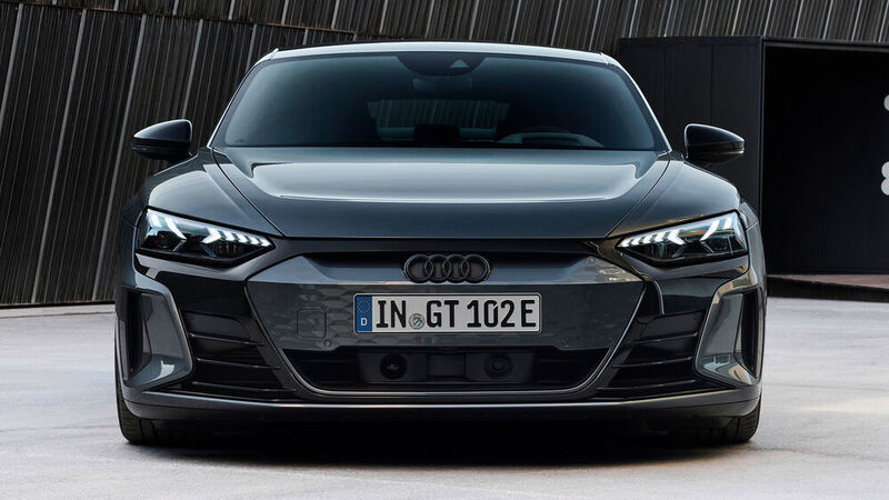 Die RS-Variante leistet mit zwei Elektromotoren 440 kW/598 PS. (Audi)