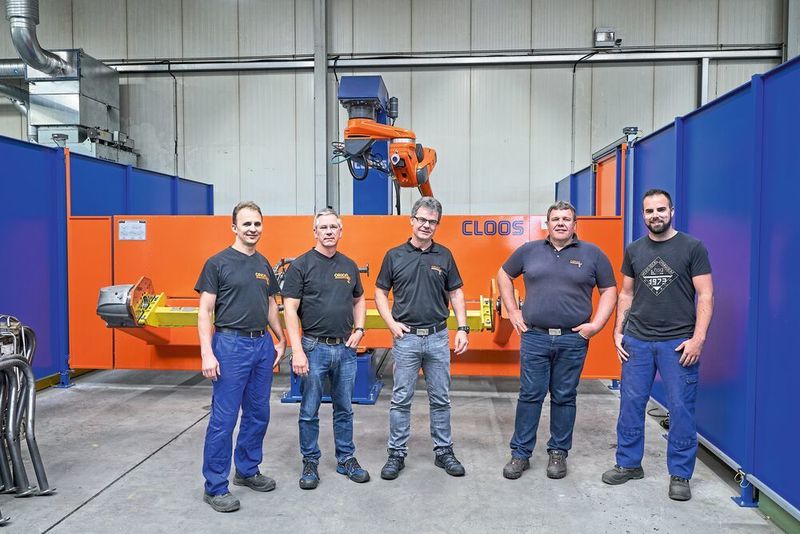 Bediener Viktor Maier, verantwortliche Schweißaufsichtsperson Jörg Mussnack, Geschäftsführer Frank Suckow, Fertigungsleiter Thomas Krause und Bediener Ron Setzer vor der Cloos-Roboteranlage (v.l.n.r.). (Cloos)