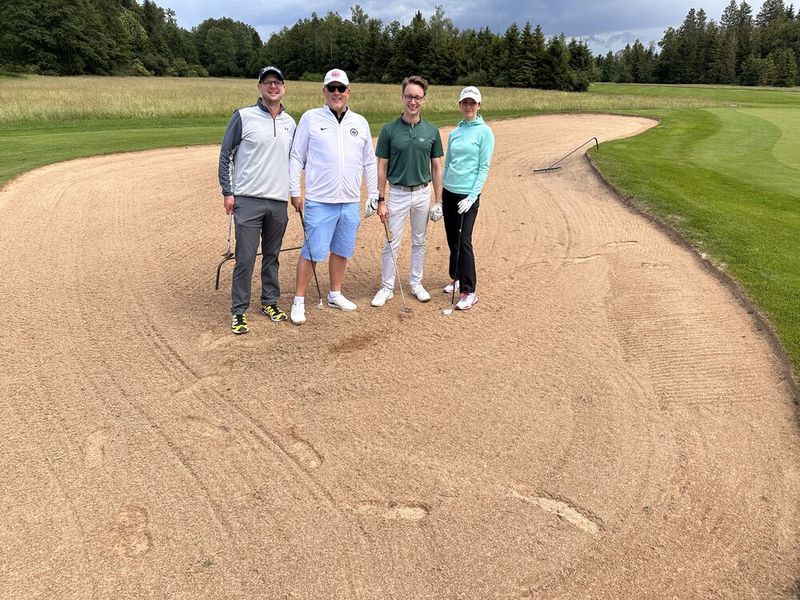Und wer macht die Schuhstampfer im Sand jetzt wieder weg? (v. l.) Tim Hofmann (Software AG), Holger Göbel (MAXWORX), Christoph Karas (CL IT) und Bettina Breitsameter (Microsoft) (Bild: VOGEL IT-MEDIEN)