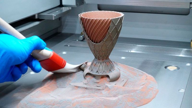 Hier noch ein schöner Eindruck, wie die Multimaterial-Brennkammer des IGCV aussieht. Gut sind die verschieden farbigen Metalltypen zu erkennen, die in einem Prozess miteinander kombiniert werden konnten. (Bild: Fraunhofer IGCV)