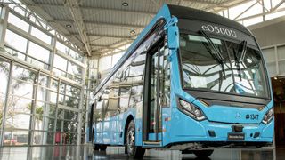 Das vollelektrische Busfahrgestell eO500U kann Stadtbus-Aufbauten mit einer Länge von bis zu 13,2 Metern aufnehmen. (Daimler Truck)