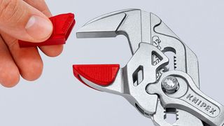 Der Benutzer kann die Schonbacken einfach per Hand aufstecken. Sie fixieren sich zuverlässig mit Rastnasen an den Backen des Zangenschlüssels. (KNIPEX-Werk C. Gustav Putsch KG)