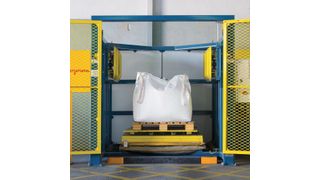 Die Einheit befindet sich in einem frei stehenden Stützrahmen mit zwei Hydraulikkolben sowie einer Scherenhebebühne. (Flexicon)