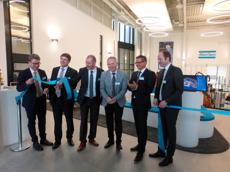 Der Fügetechnikspezialist Atlas Copco ließ es sich nicht nehmen, zur Eröffnung das Band zu trennen. (Finus / Vogel)
