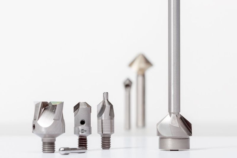 Die Herstellung von präzisen, kreisförmigen Senkungen und Planflächen auf bereits vorgebohrten Bohrungen, wie sie im Flugzeugbau typisch sind, gelingt mit diesen Mapal-Werkzeugen.  (Bild: Mapal)