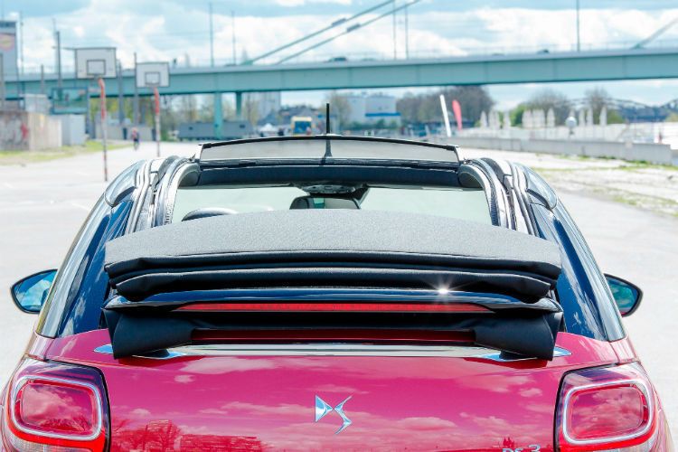 Highspeed: Das Cabrio-Dach kann der Fahrer bis zu einer Geschwindigkeit von 120 km/h öffnen und schließen. (Foto: DS)