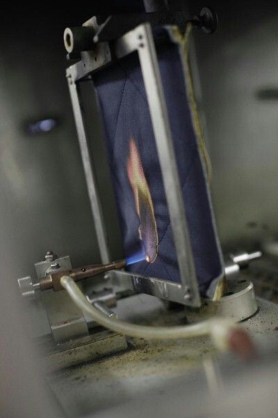 Die Überprüfung des Brennverhaltens erfolgt im Neuzustand und nach der Vorbehandlung. (Bild: Hohenstein Institute)