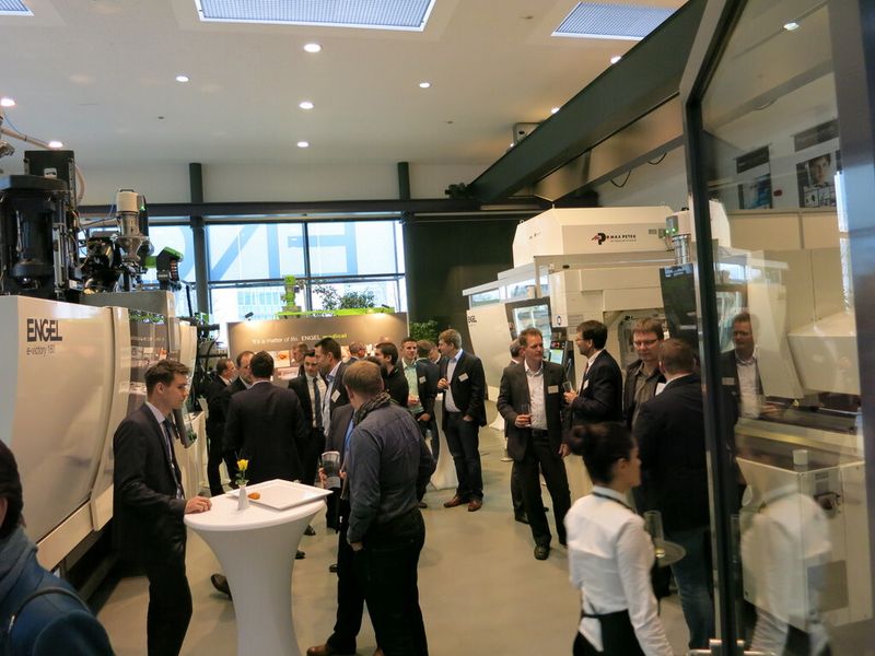 …und es werden die Exponate in Augenschein genommen: Links im Bild die Anlage für Tropfkammern als Mehrkomponenten-Hohlkörper, rechts die automatisierte Fertigung von Pen Needle Hubs. (Bild: Reinhardt)