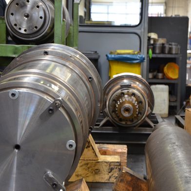 Die EDT-Texturiermaschine Typ Profitex 60 S ermöglicht mittels eines speziellen Funken-Erodierprozesses sowie hochgenauer Baumüller-Antriebe optimal definierte Rauheiten auf den Walzenoberflächen. (Bild: Baumüller)
