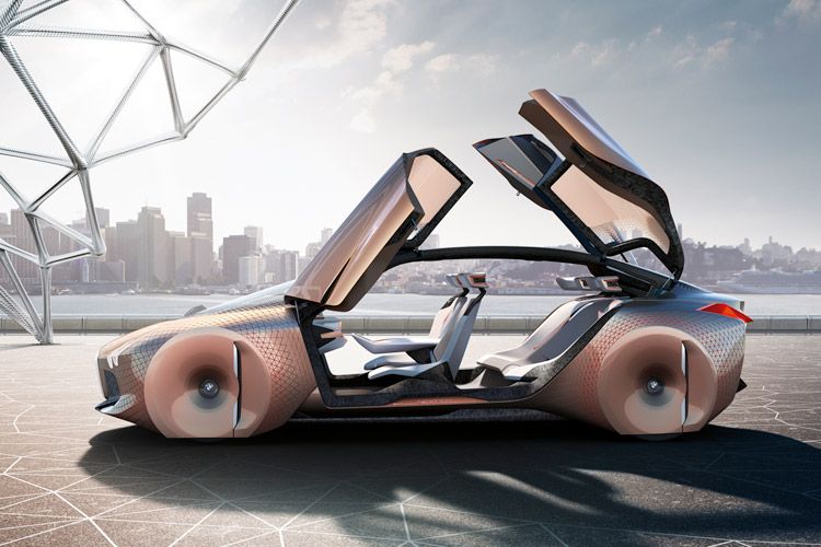 Nähern sich Fahrer und Gäste dem Wagen, schwenkt das Auto automatisch seine vier Flügeltüren nach oben und lädt zum Betreten der Sessellandschaft im 7er-Format ein. (Foto: BMW)