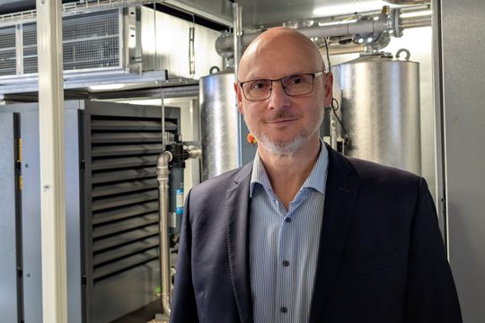 Werksleiter David Wieberneit freut sich über die zuverlässige, energieeffiziente neue Druckluftstation(Bild:  Atlas Copco)