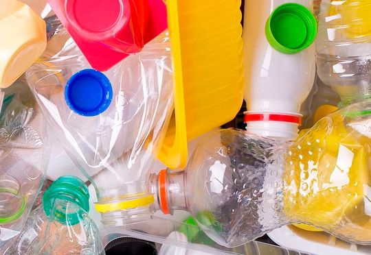 Miese Stimmung zieht sich derzeit durch die deutsche Industrielandschaft, wie die Berichterstattungen zeigen. Doch es gibt auch Hoffnung! Eine Branche, die positive Impulse melden kann, ist die Kunststoffverpackungs-Industrie. Hier erfahren Sie, warum ...(Bild:  Knesebrink)