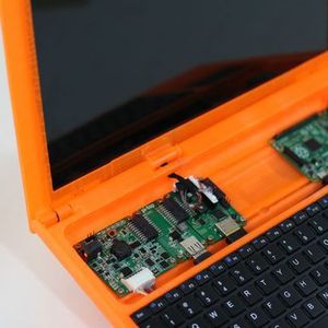 Der Bausatz enthält mehrere Baugruppen. Von links: Der sogenannte Power Hub, der der Stomversorgung dient, der Power Converter, der Bildschirmtreiber. Ganz rechts: Der eigentliche Raspberry Pi.(Bild:  Pi-Top)