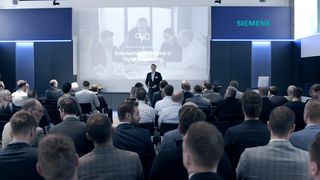 Am 20. Mai 2026 erleben Teilnehmende beim Simcenter Realize Live Club in der Siemens City Wien hautnah, wie sie KI in der Simulation nutzen können, um Entwicklungszeiten zu verkürzen, Kosten zu senken und sich Wettbewerbsvorteile zu verschaffen. Die Teilnahme ist kostenlos. (Bild: d.u.h. Group)