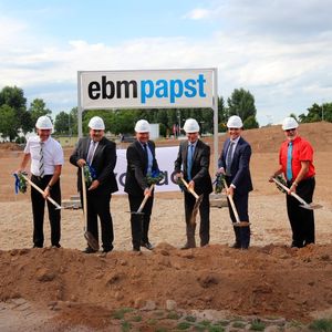 Spatenstich: Reihenfolge v.l.n.r. Rainer Kracht (Niederlassungsleiter Firma Vollack), Henning Stemler (Werksleiter EBM-Papst Herbolzheim), Raymond Engelbrecht (Geschäftsführer EBM-Papst St. Georgen), Hanno Hurth (Landrat Emmendingen), Stefan Brandl (Vorsitzender der Geschäftsführung der EBM-Papst Gruppe), Ernst Schilling (Bürgermeister Herbolzheim).