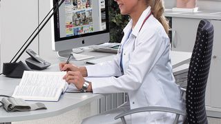 Eine starre und ungünstige Haltung sorgt auf lange Sicht für Schmerzen und Verspannungen. (Bild: Delta-V GmbH)