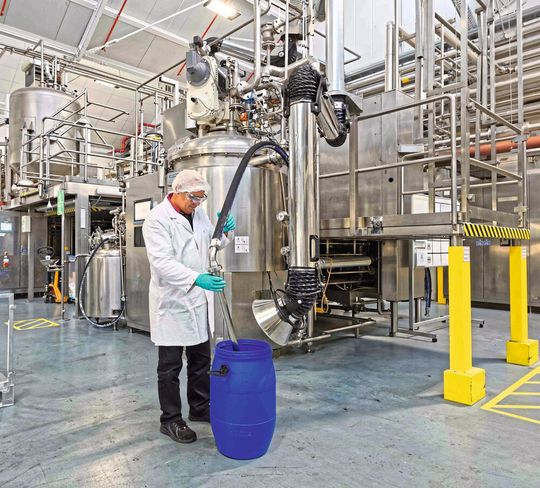 Die Saugarme der Tandem-Absauganlage schaffen die Voraussetzung für ein staubfreies Eindosieren von pulverförmigen Inhaltsstoffen in die Mischanlagen. Die Saugarme der Tandem-Absauganlage schaffen die Voraussetzung für ein staubfreies Eindosieren von pulverförmigen Inhaltsstoffen in die Mischanlagen.