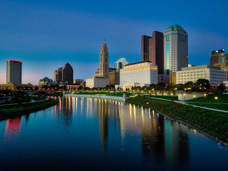 Im Jahr 2016 setzte sich Columbus (Ohio) im Rahmen der ersten Smart City Challenge des US-Verkehrsministeriums an die Spitze von 78 mittelgroßen US-Städten und gewann 50 Millionen Dollar Preisgeld sowie weitere 500 Millionen Dollar in Form von Investitionsangeboten lokaler Unternehmen. Die Stadt plant die Eröffnung eines Smart Columbus Experience Center, das die Bürger bei der Umsetzung ihrer intelligenten Stadtpläne unterstützen soll. Im Zentrum ist unter anderem ein herstellerneutraler Showroom für Elektrofahrzeuge untergebracht. Columbus hat intelligente Sensoren auf Straßenlaternen entlang einer neuen Stadtbahnlinie eingeführt. Die Daten der Sensoren helfen, Informationen über den Verkehr und das Parken auf der Straße zu sammeln. Die entsprechenden Informationen werden auf einer für jeden zugänglichen Website veröffentlicht. Das System kann sogar den Fußgängerverkehr erkennen. Die Stadt entwickelt sich auch zu einem Innovator im Verkehrswesen.  (gemeinfrei)