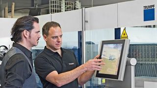 Oliver Frank (l.), Inhaber der Bigsteel AG in Hergiswil, im Gespräch mit Martin Hess, Servicetechniker Trumpf Schweiz AG, über Zuverlässigkeit und Flexibilität der Laserschneidmaschinen von Trumpf. (Bild: Trumpf Schweiz AG)